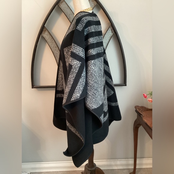 Black and White Women's Wrap - Picture 3 of 6